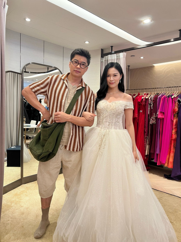 30歲TVB上位小花晒喜帖婚紗照宣佈封盤！無預警曝喜訊嚇窒網民：我們結婚了