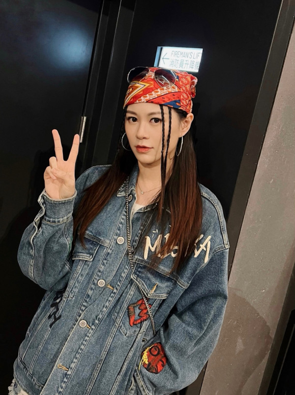 30歲TVB上位小花晒喜帖婚紗照宣佈封盤！無預警曝喜訊嚇窒網民：我們結婚了