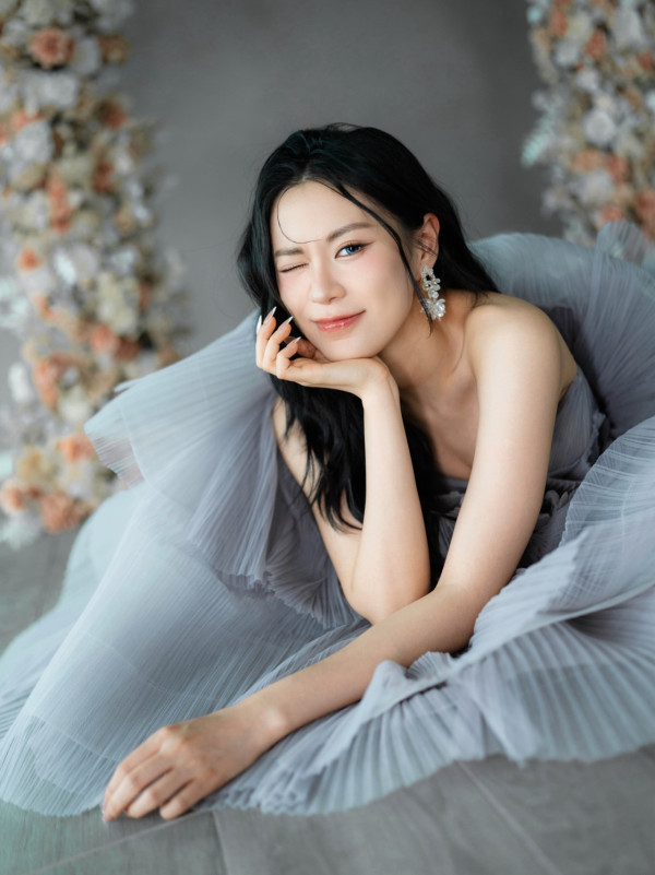 30歲TVB上位小花晒喜帖婚紗照宣佈封盤!無預警曝喜訊嚇窒網民:我們結婚了