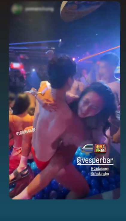 36岁Dada惊爆与老公夜店各自各精彩！夜场狂摸半裸男腹肌 老公被三女包围high爆丧摇