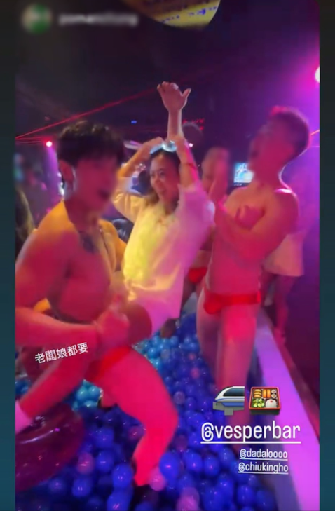 36岁Dada惊爆与老公夜店各自各精彩！夜场狂摸半裸男腹肌 老公被三女包围high爆丧摇