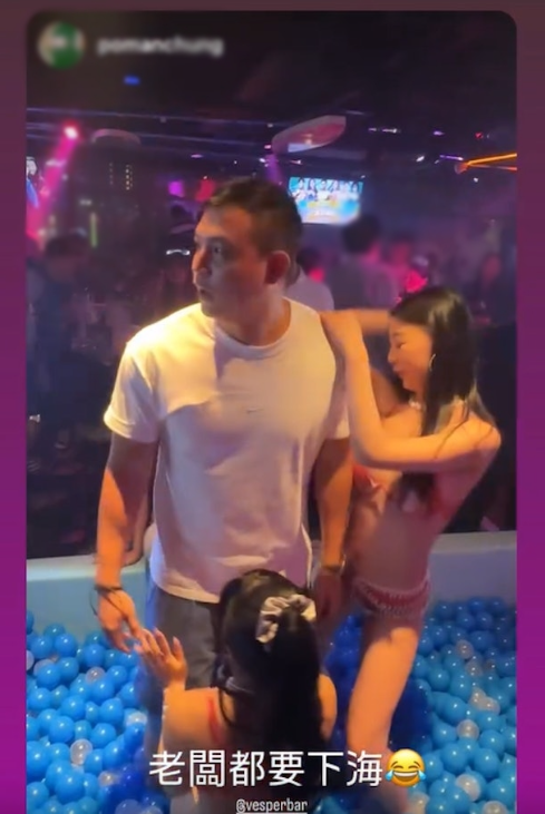 36岁Dada惊爆与老公夜店各自各精彩！夜场狂摸半裸男腹肌 老公被三女包围high爆丧摇