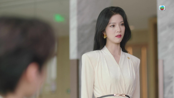 夫妻的博弈|陳曉華神駕馭純白Look晒「逆天牛奶腳」郭柏妍絕美性感婚紗封「最美新娘」
