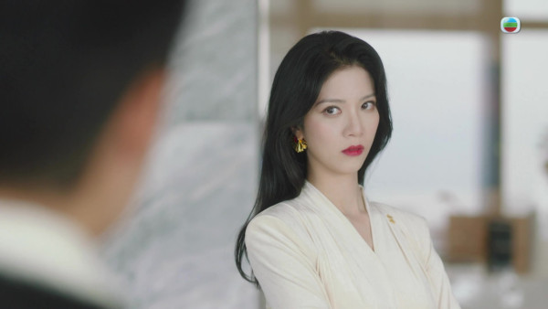 夫妻的博弈|陳曉華神駕馭純白Look晒「逆天牛奶腳」郭柏妍絕美性感婚紗封「最美新娘」