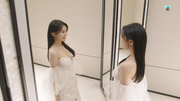 夫妻的博弈|陳曉華神駕馭純白Look晒「逆天牛奶腳」郭柏妍絕美性感婚紗封「最美新娘」