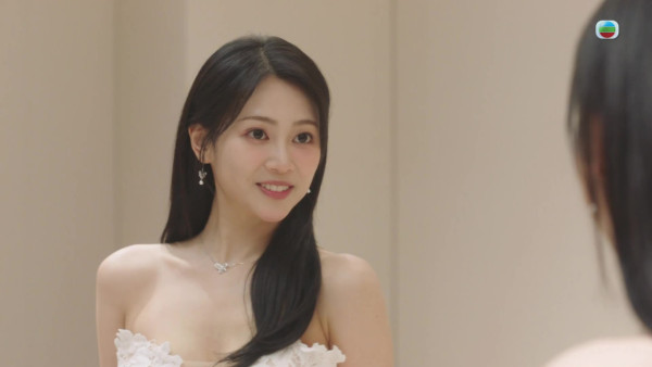 夫妻的博弈|陳曉華神駕馭純白Look晒「逆天牛奶腳」郭柏妍絕美性感婚紗封「最美新娘」