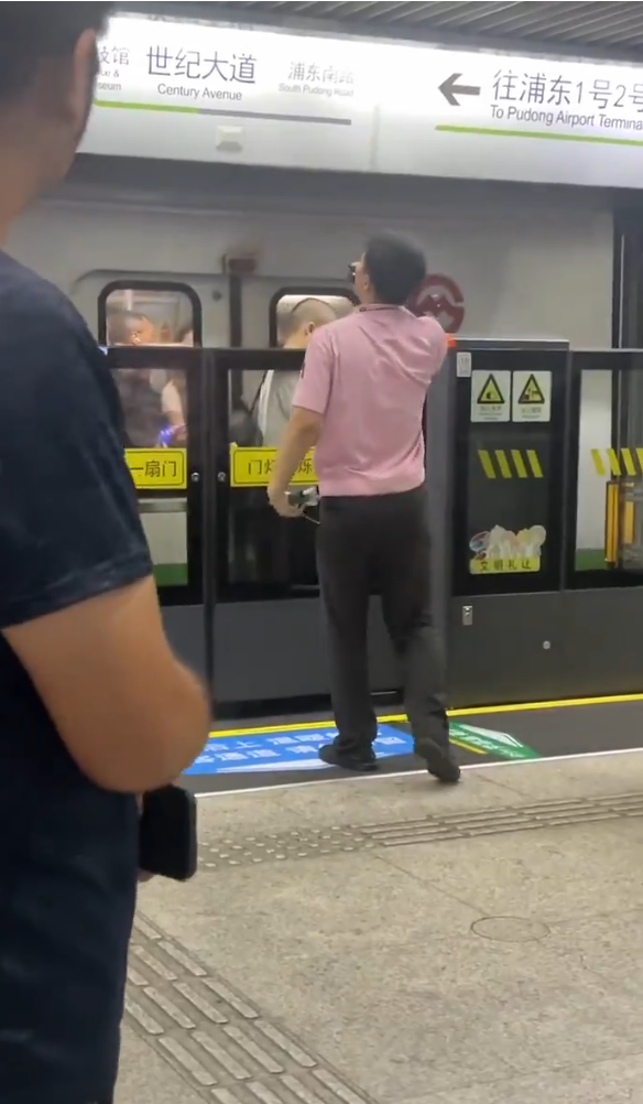 地鐵關門強行衝閘出事！上海男子被困於車門與幕門縫隙進退兩難【驚悚畫面曝光】
