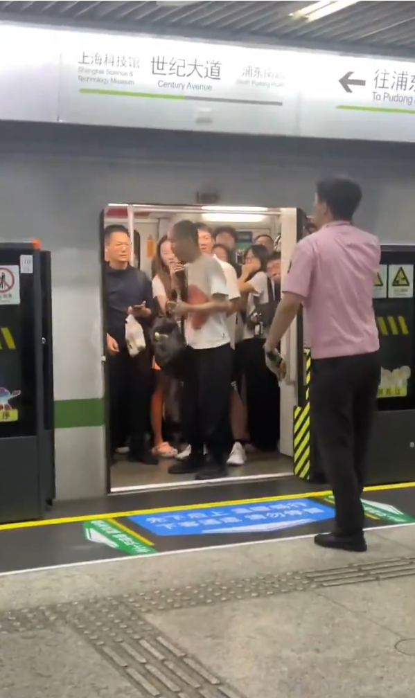 地鐵關門強行衝閘出事！上海男子被困於車門與幕門縫隙進退兩難【驚悚畫面曝光】