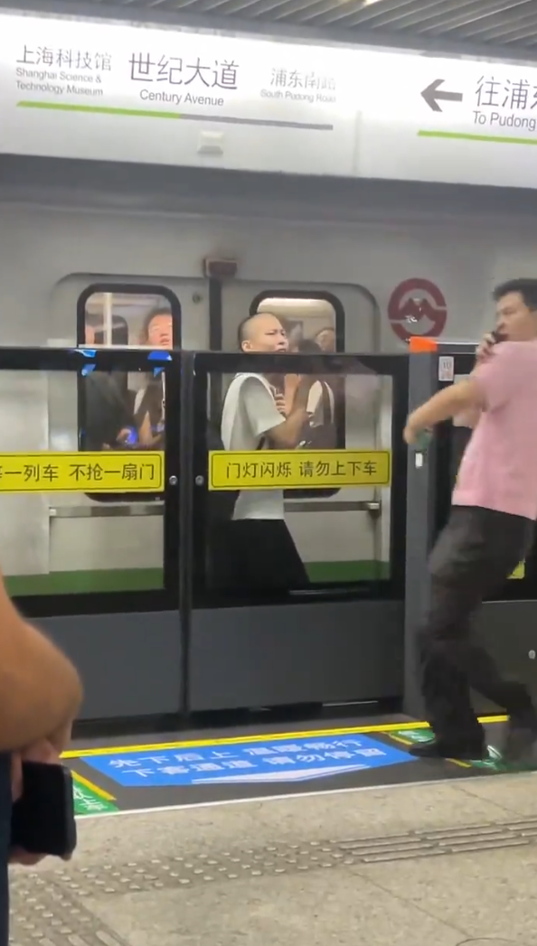 地鐵關門強行衝閘出事！上海男子被困於車門與幕門縫隙進退兩難【驚悚畫面曝光】