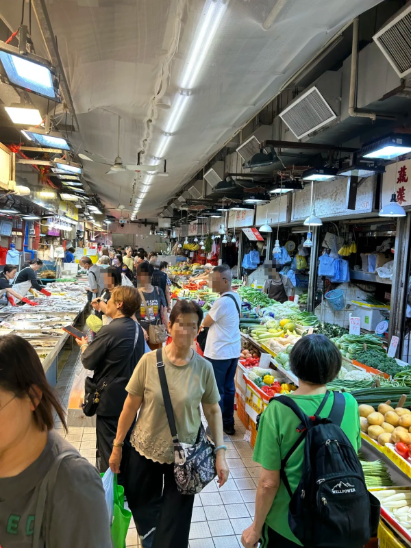 網民大讚香港街市食安監管嚴格！但一款菜經常洗出藍色汁液？即睇食安中心點講！ 