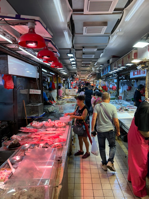 網民大讚香港街市食安監管嚴格！但一款菜經常洗出藍色汁液？即睇食安中心點講！ 