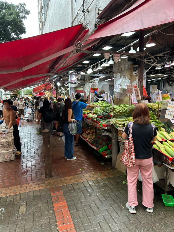網民大讚香港街市食安監管嚴格！但一款菜經常洗出藍色汁液？即睇食安中心點講！ 