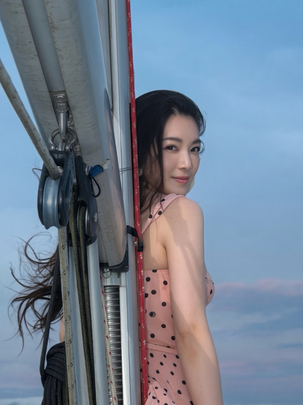 43岁苟芸慧出海大解放再现性感“神图” 侧身线条胸形毕露令人喷鼻血