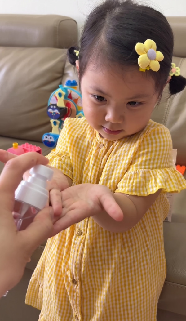 【新生儿礼物】新手父母最想收到的8份婴儿礼物清单，实用成长椅/护理台/轻便婴儿推车