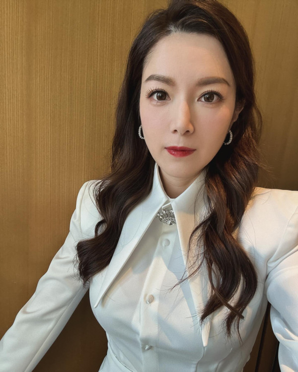 43岁苟芸慧出海大解放再现性感“神图” 侧身线条胸形毕露令人喷鼻血