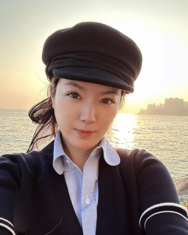43岁苟芸慧出海大解放再现性感“神图” 侧身线条胸形毕露令人喷鼻血