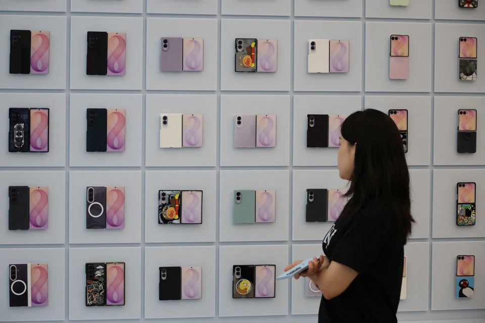 全球手機霸主換人做！Samsung 今年出貨量升 0.8% 逆市登頂　Apple 預估跌 2.1% 屈居亞軍