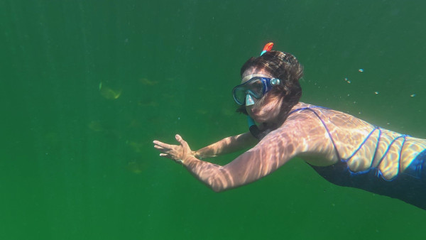 南美潮什麼2｜梁芷珮化身水中美人魚晒健康美身材 浮潛魔鬼魚海龜夾道歡迎畫面靚到爆 