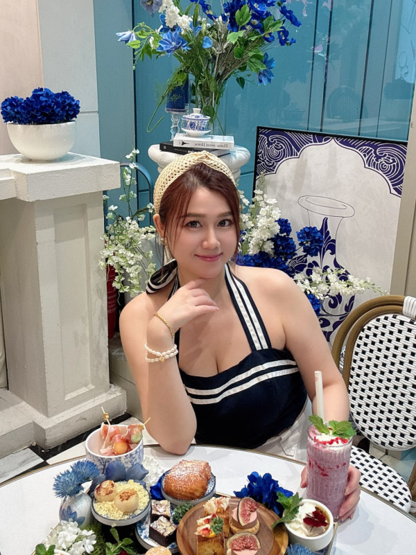 前TVB“咪神”水中跌宕晒导弹胸超晃动！俯身泼水夹36E深沟胸前细带包不住！