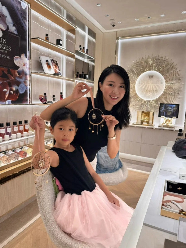 前TVB力捧花旦罕晒家庭合照曝光囡囡樣貌！轉型創業女強人豪玩Dior工作坊