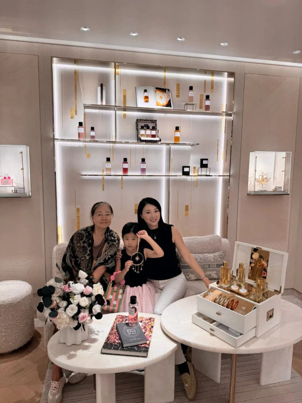 前TVB力捧花旦罕晒家庭合照曝光囡囡樣貌！轉型創業女強人豪玩Dior工作坊