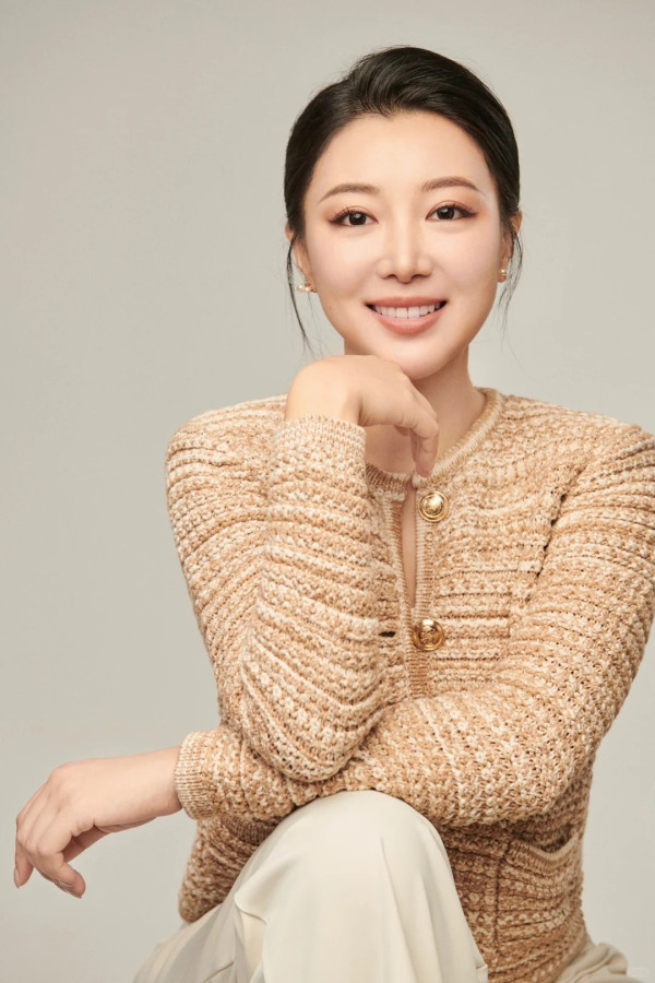 前TVB力捧花旦罕晒家庭合照曝光囡囡樣貌！轉型創業女強人豪玩Dior工作坊