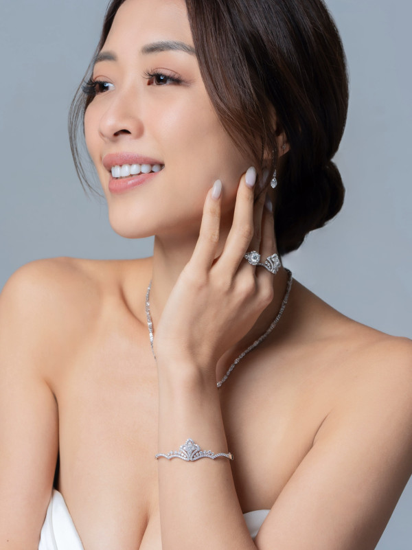 35歲前港姐宣布下月結婚泰國舉行婚禮！甜晒巨鑽報喜幸福滿瀉：很不真實！