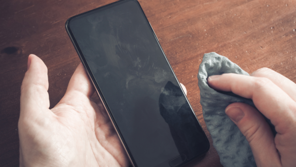 手機充電位積塵隨時短路起火!日本大廠揭正確清潔法 棉花棒都唔得!用一神器終極防塵保護接口