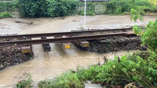有片!日本石川及富山縣遭遇暴雨 逾39萬人要避難160人一度被困