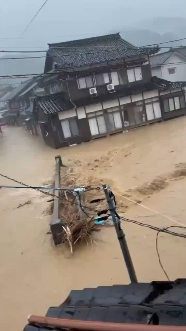 有片!日本石川及富山縣遭遇暴雨 逾39萬人要避難160人一度被困