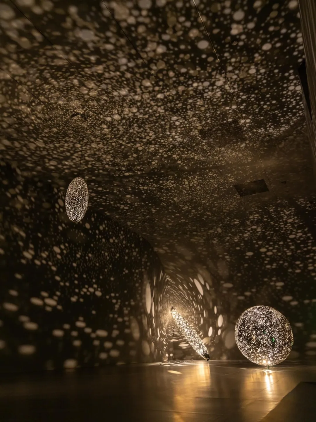 深圳南山新展《Lindy Lee:世間星辰》!巨型星空球、沉浸式宇宙光影打卡