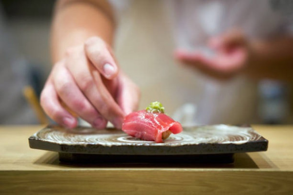 壽司發源地根本唔係日本？二戰險滅絕返生全靠「米飯加工業」／古時食法米飯要扔
