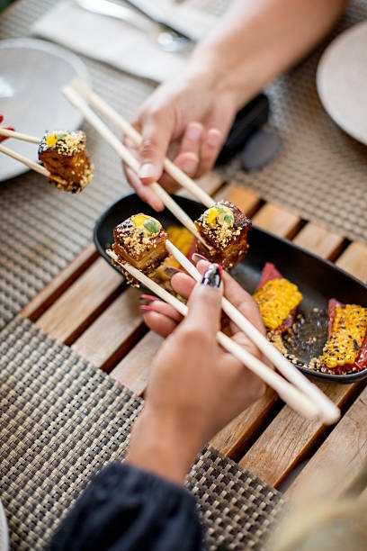壽司發源地根本唔係日本？二戰險滅絕返生全靠「米飯加工業」／古時食法米飯要扔
