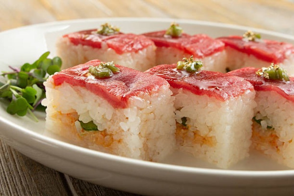 壽司發源地根本唔係日本？二戰險滅絕返生全靠「米飯加工業」／古時食法米飯要扔