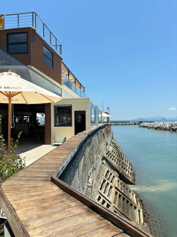 圖片來源:小紅書@SongYan 深圳大梅沙新開海景主題Cafe!鄰近市區地鐵直達/私人沙灘打卡/高顏值特飲