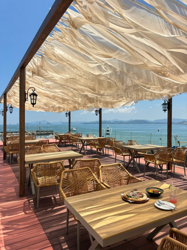 圖片來源:小紅書@SongYan 深圳大梅沙新開海景主題Cafe!鄰近市區地鐵直達/私人沙灘打卡/高顏值特飲