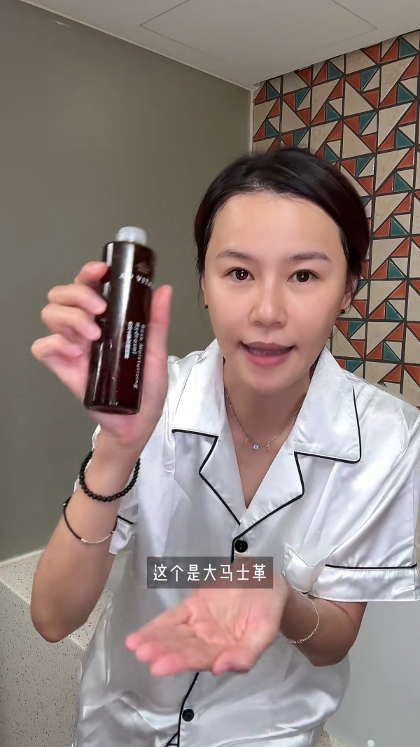 黄翠如现场卸妆公开最真实素颜！镜头前44岁皮肤状态全曝光！网友：毛孔都看得到