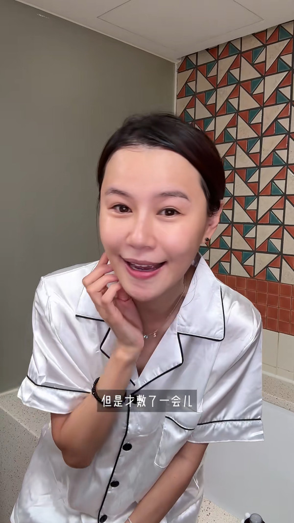 黄翠如现场卸妆公开最真实素颜！镜头前44岁皮肤状态全曝光！网友：毛孔都看得到