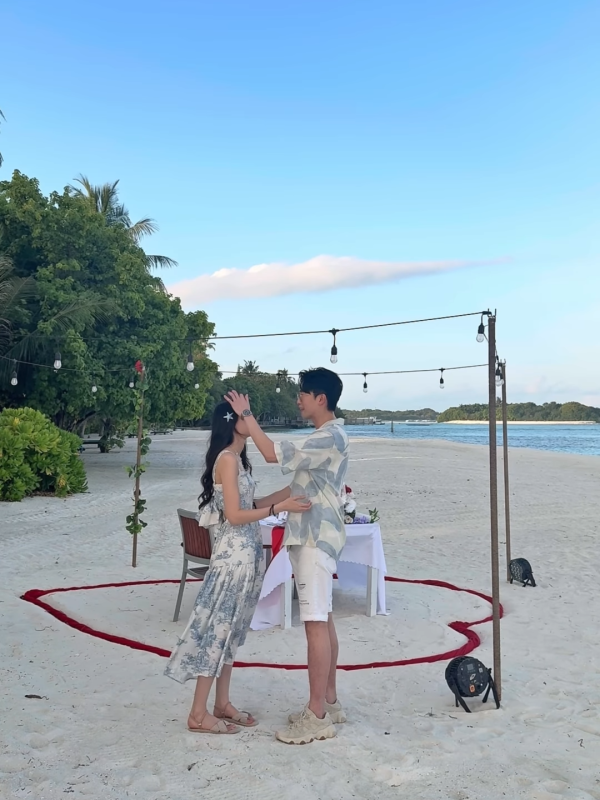 6號陸浩明宣布馬爾代夫求婚成功！拍拖14年終娶女友陳詩欣「係我一生最大嘅禮物」