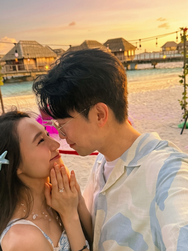 6號陸浩明宣布馬爾代夫求婚成功！拍拖14年終娶女友陳詩欣「係我一生最大嘅禮物」