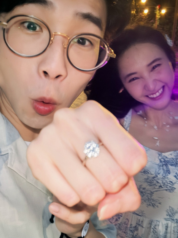 6號陸浩明宣布馬爾代夫求婚成功！拍拖14年終娶女友陳詩欣「係我一生最大嘅禮物」
