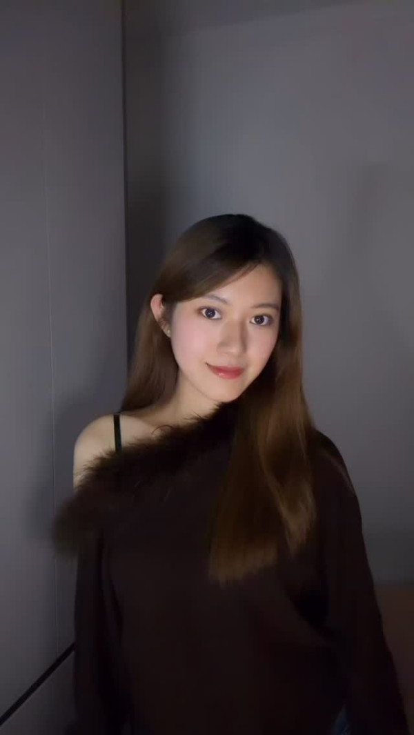香港小姐2026｜2號李澤欣Scarlett背景大公開！「翻版李嘉欣」高學歷曝光中大碩士畢業