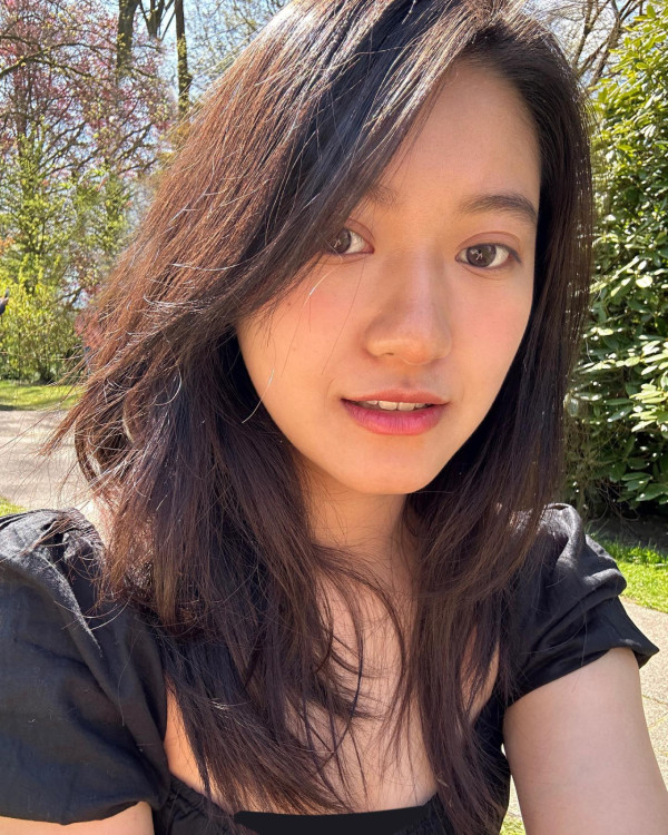 香港小姐2026｜2號李澤欣Scarlett背景大公開！「翻版李嘉欣」高學歷曝光中大碩士畢業