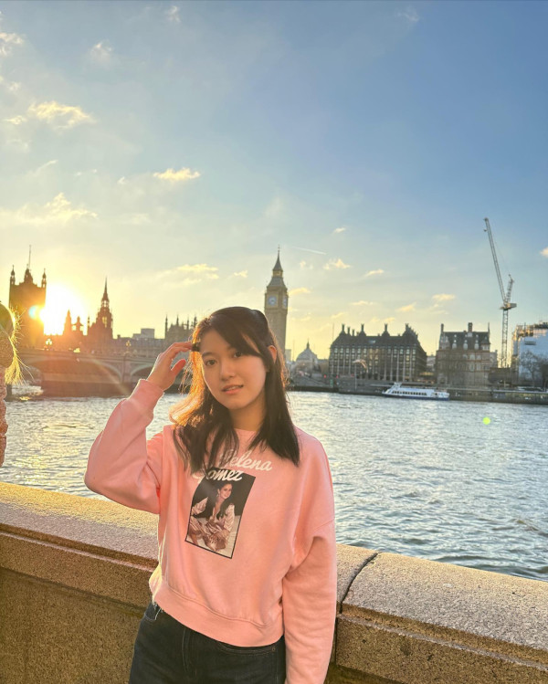 香港小姐2026｜2號李澤欣Scarlett背景大公開！「翻版李嘉欣」高學歷曝光中大碩士畢業