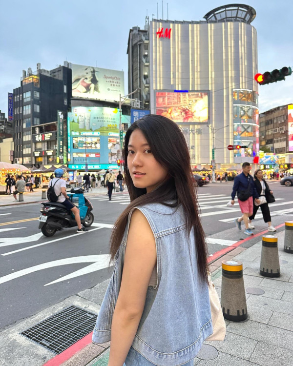 香港小姐2026｜2號李澤欣Scarlett背景大公開！「翻版李嘉欣」高學歷曝光中大碩士畢業