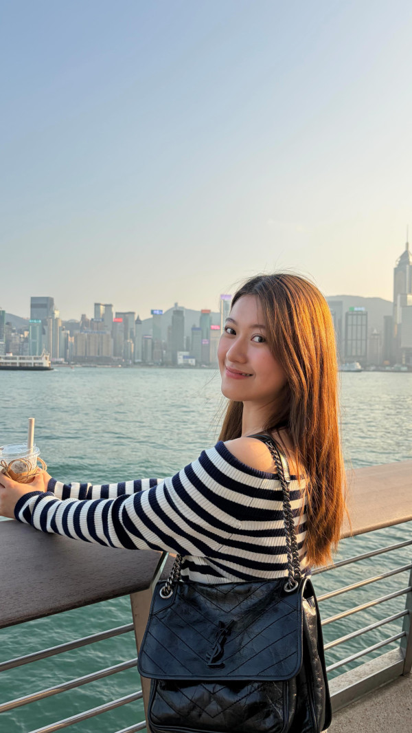 香港小姐2026｜2號李澤欣Scarlett背景大公開！「翻版李嘉欣」高學歷曝光中大碩士畢業