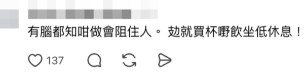 尖沙咀UNIQLO收银机变关爱座！内地客坐机内玩手机 内地网友罕有割席丢脸