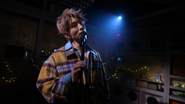 J Music｜張與辰突破悲情形象！新歌《迷戀有害》迷幻曲風大晒高音賣性感