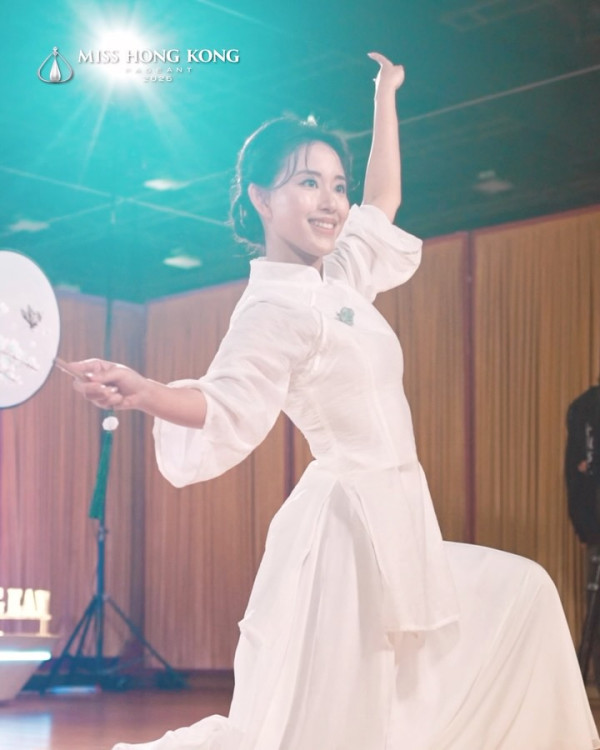 香港小姐2026｜9号周芳姿Gracia背景全曝光 港大硕士不懂粤语 被封“古代邻家女孩”