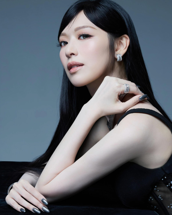 香港小姐2026｜冯盈盈超Deep V出大绝性感透视豁出去！厚重发型竟被指似假发